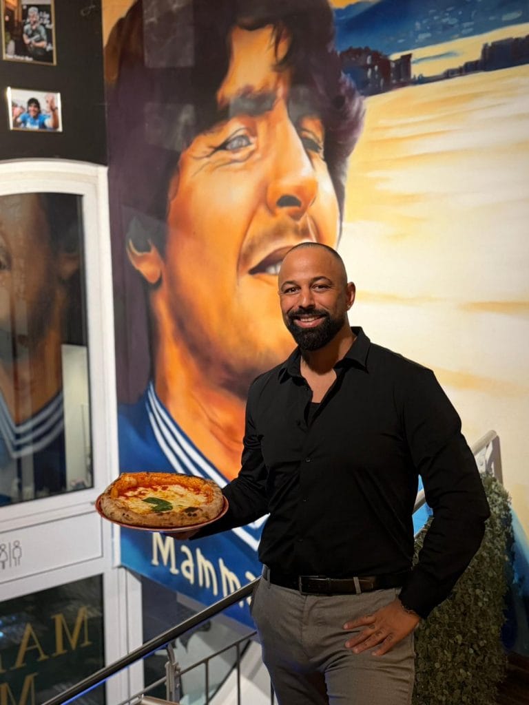 Arsenio Campanile mit neapolitanischer Pizza im Ristorante Mamma Mia Konstanz